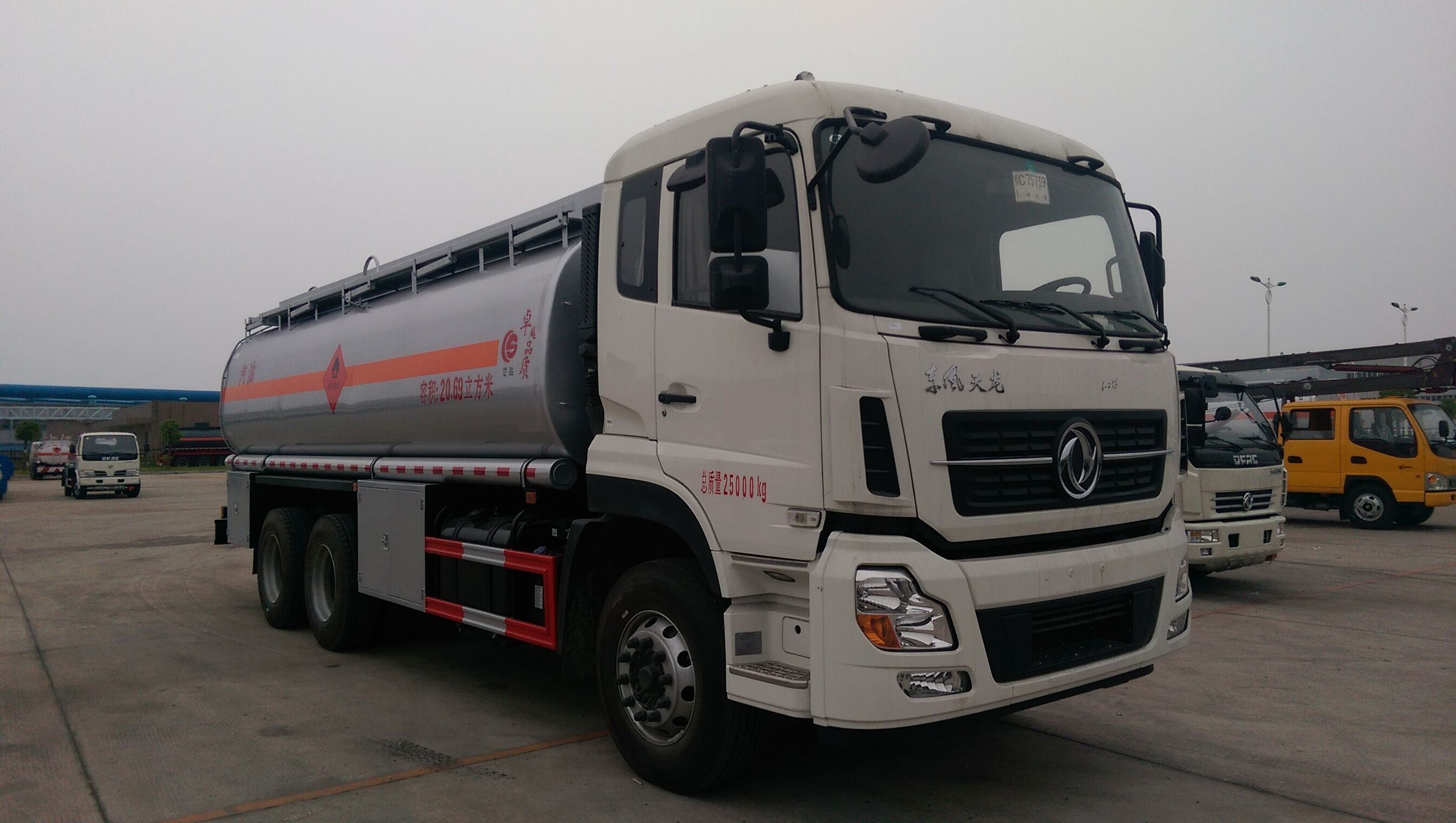 4X2 Diesel Engine Fuel Tanker Truck