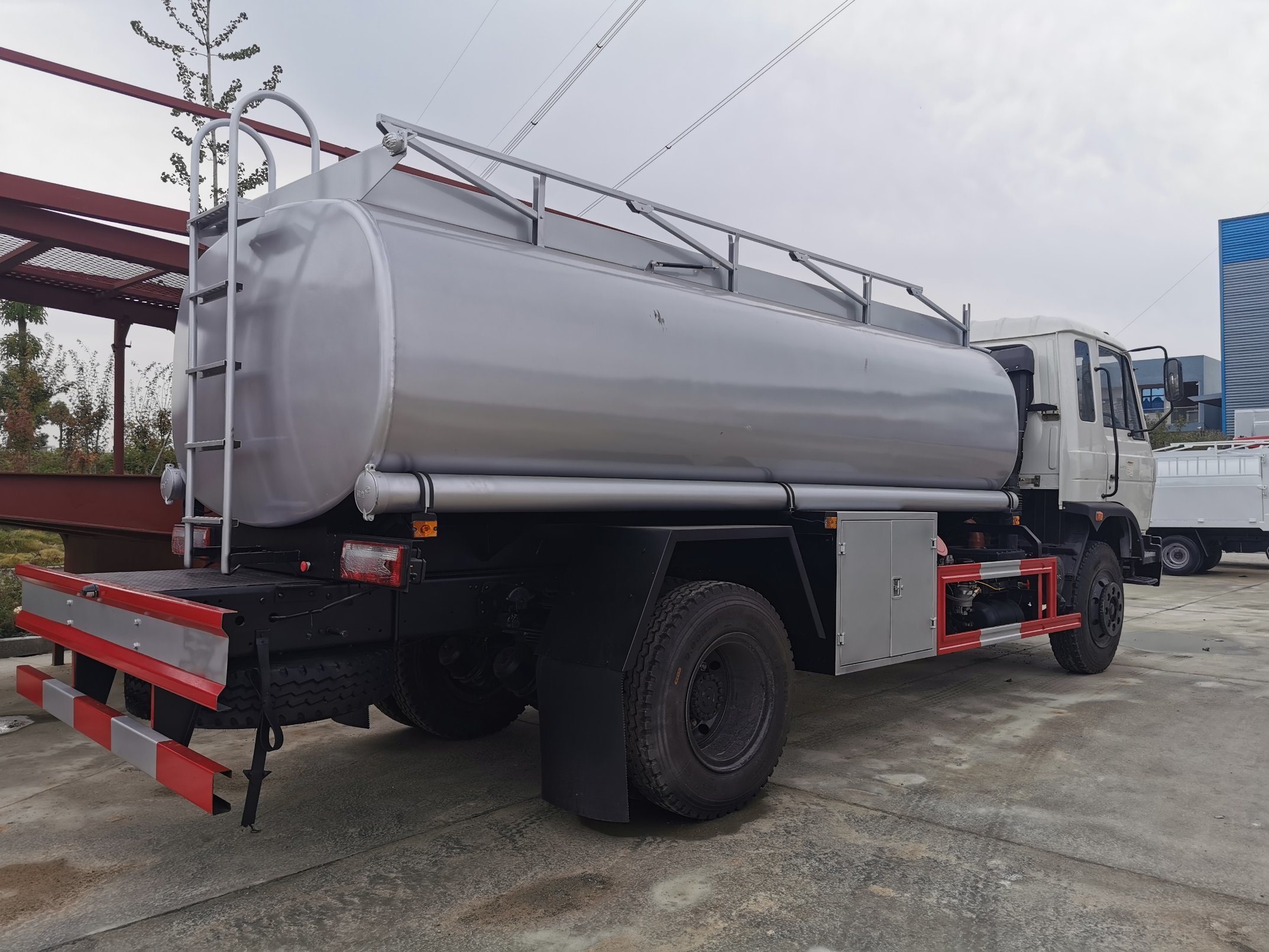 4X2 Diesel Engine Fuel Tanker Truck