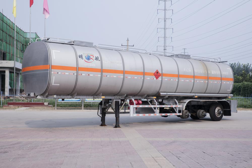 Carbon Steel/Stainless Steel/Aluminum Alloy Tank/Tanker Truck Semi Trailer for Oil/Fuel/Diesel/Gasoline/Crude/Water/Milk Transport