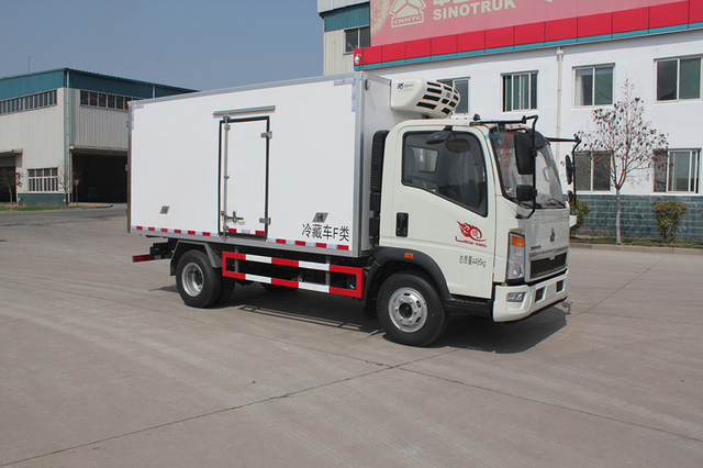 Sinotruk HOWO 4X2 Refrigerated Van Truck LHD