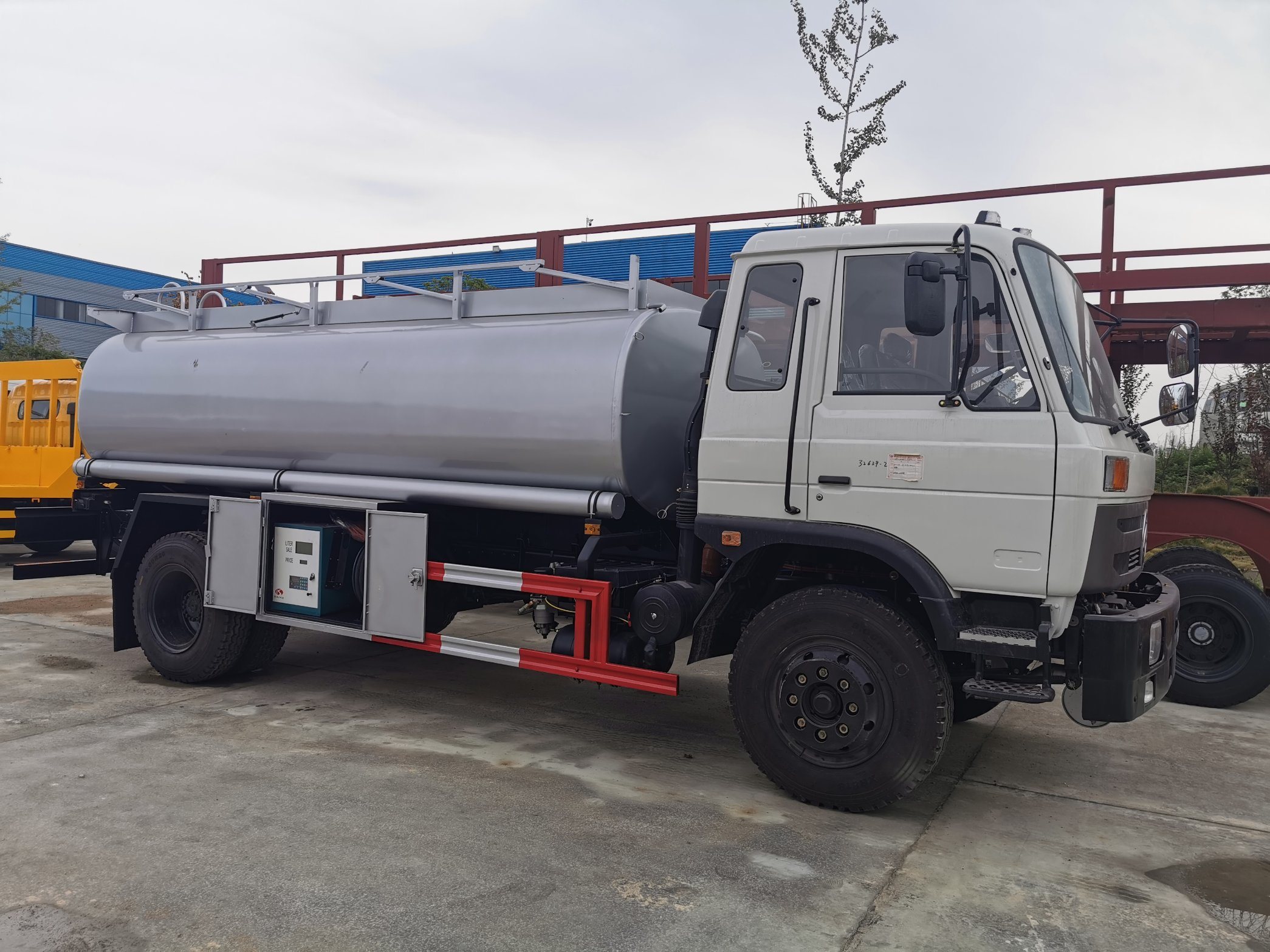 Dongfeng Refined 6X4 Fuel Tanker Truck
