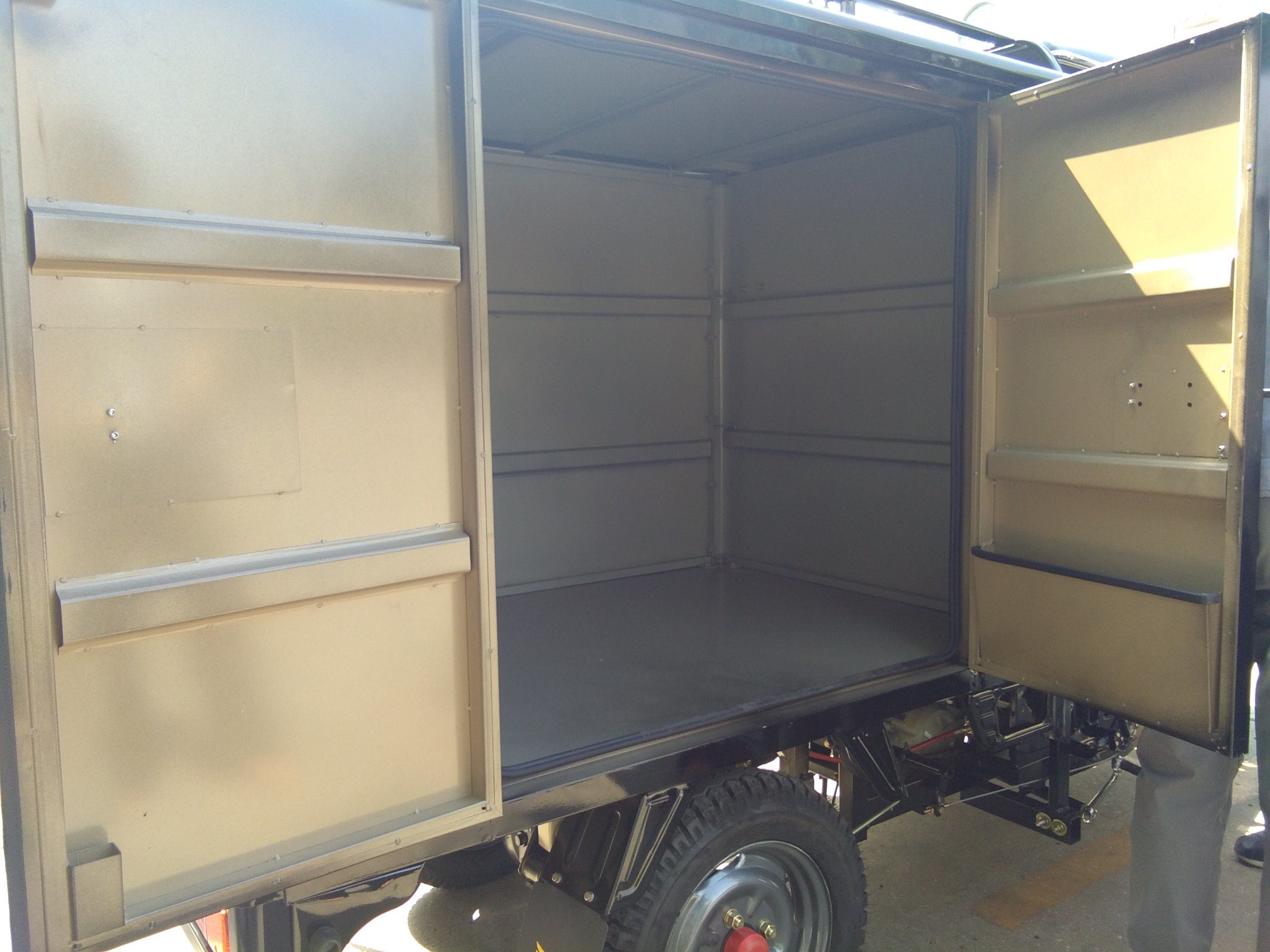 Cargo Motor Three-Wheel Vehicle with Cabin and Kick-Start